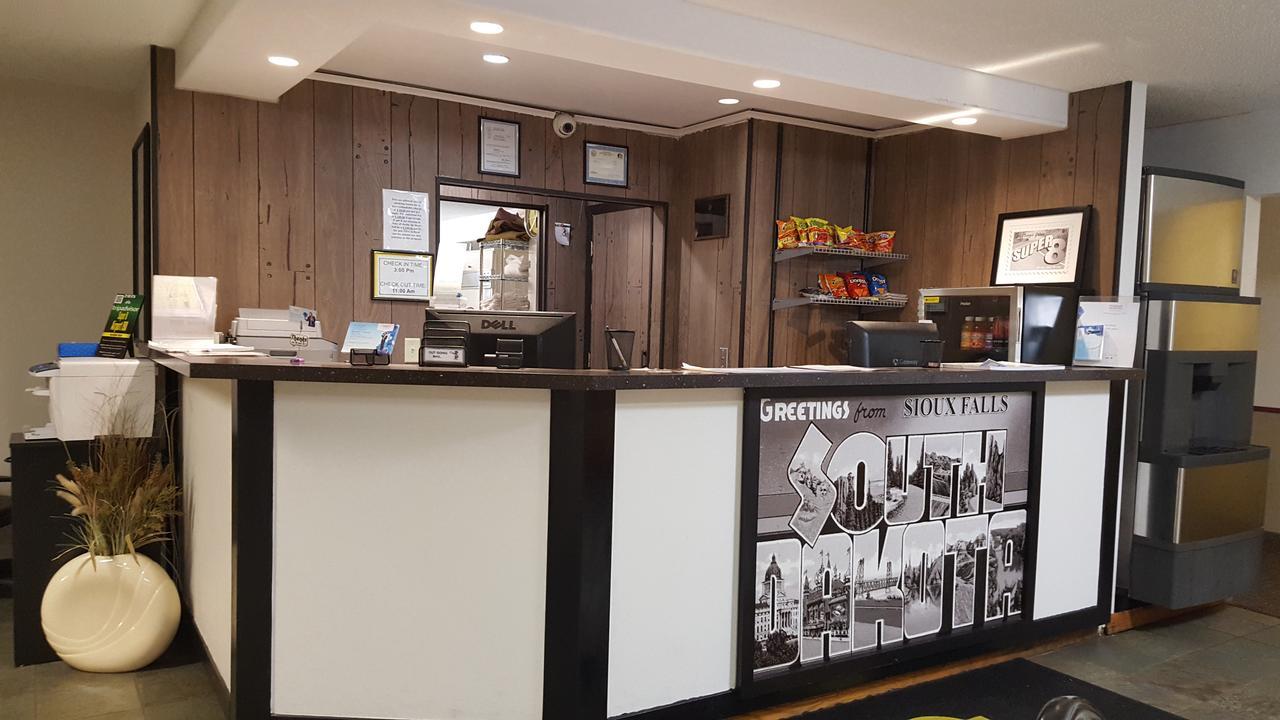 Super 8 By Wyndham Airport I90 Hotel Сиукс Фолс Екстериор снимка