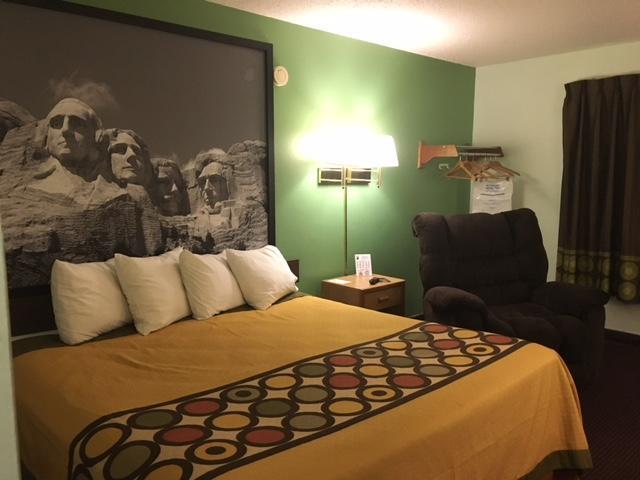 Super 8 By Wyndham Airport I90 Hotel Сиукс Фолс Екстериор снимка