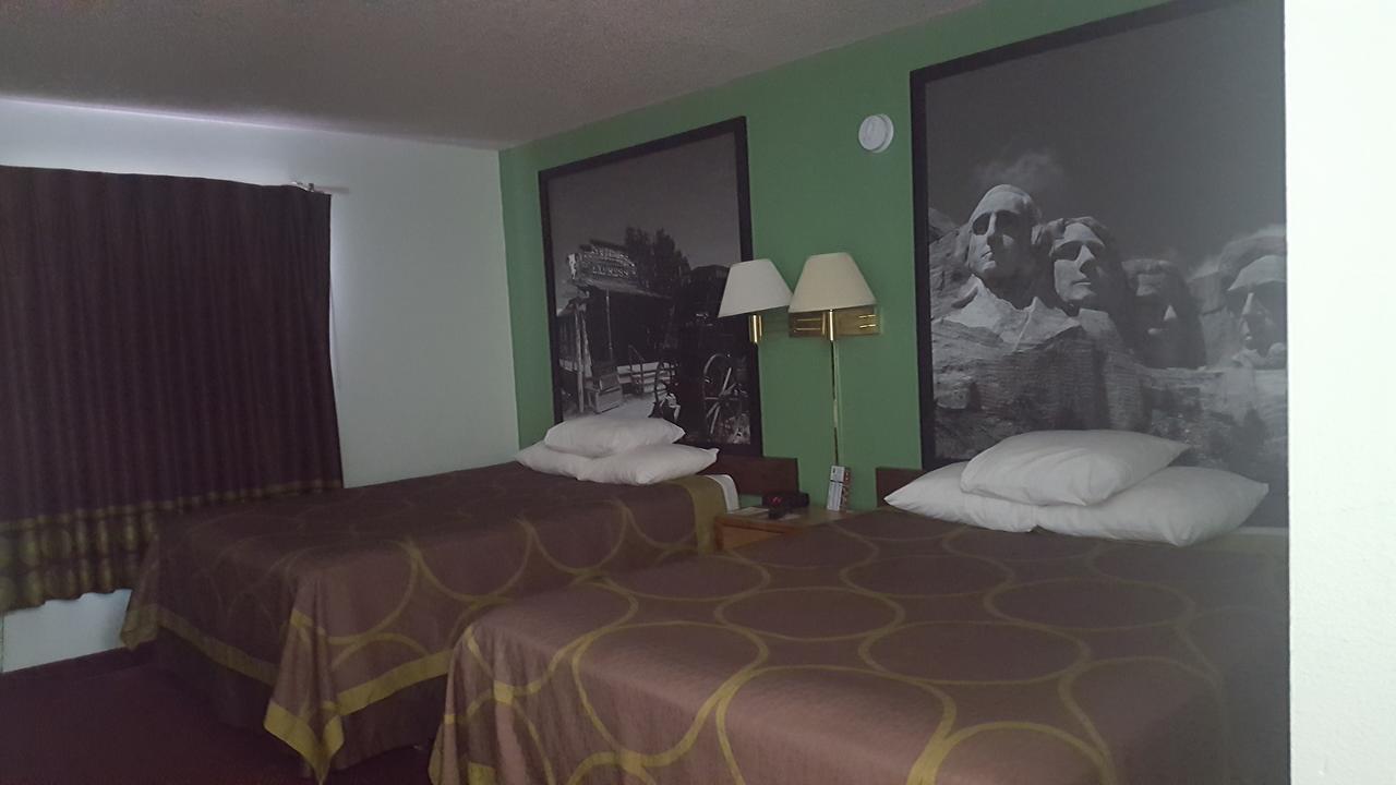 Super 8 By Wyndham Airport I90 Hotel Сиукс Фолс Екстериор снимка