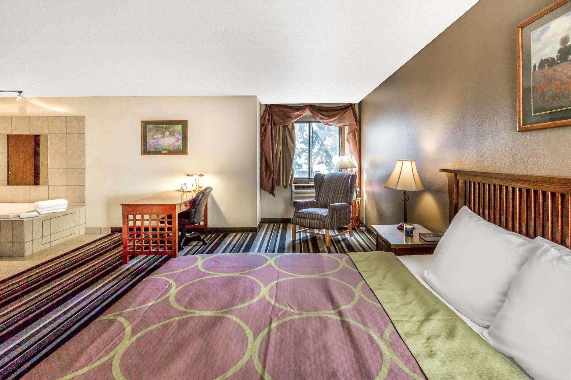 Super 8 By Wyndham Airport I90 Hotel Сиукс Фолс Екстериор снимка