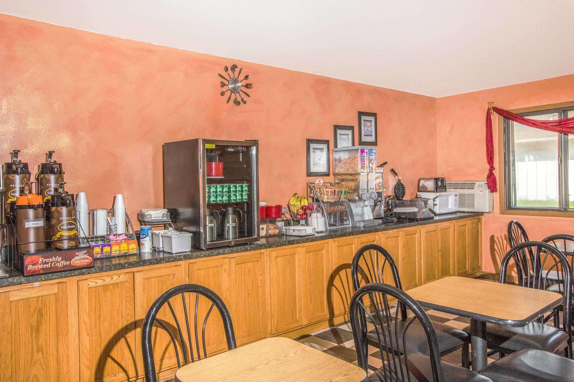 Super 8 By Wyndham Airport I90 Hotel Сиукс Фолс Екстериор снимка