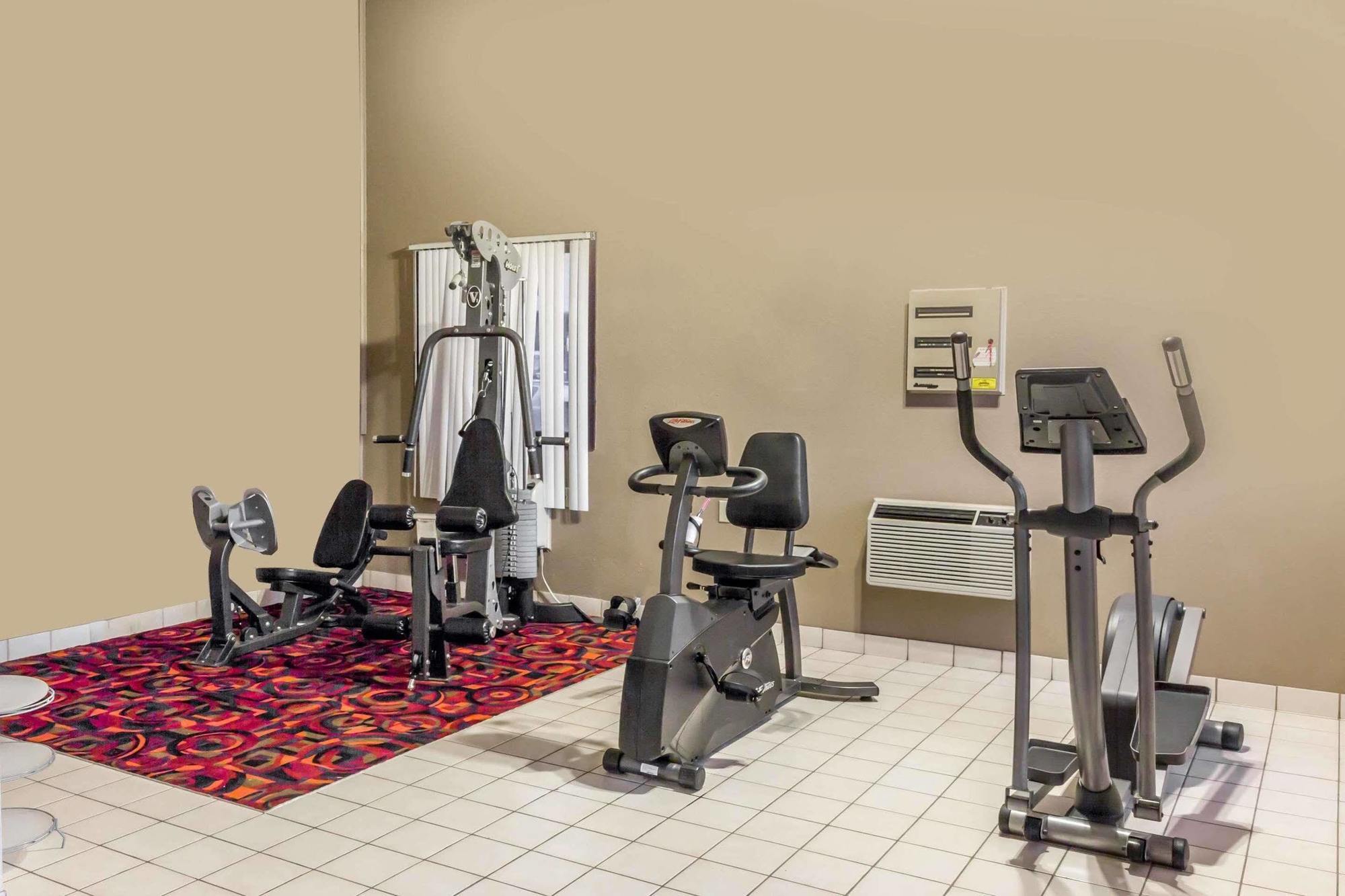 Super 8 By Wyndham Airport I90 Hotel Сиукс Фолс Екстериор снимка